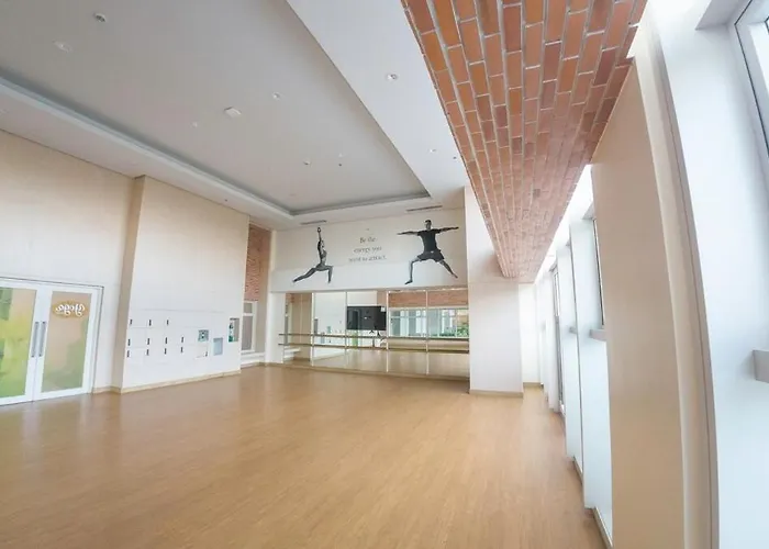 Luxx Mckinley With Fast Wifi In Bgc * Manila