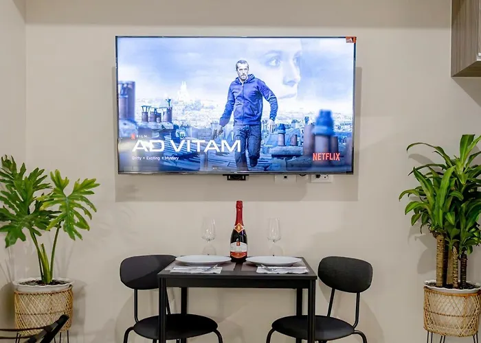 Luxx Mckinley With Fast Wifi In Bgc Manila