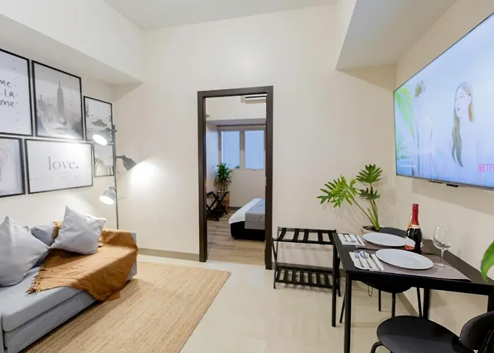 Luxx Mckinley With Fast Wifi In Bgc