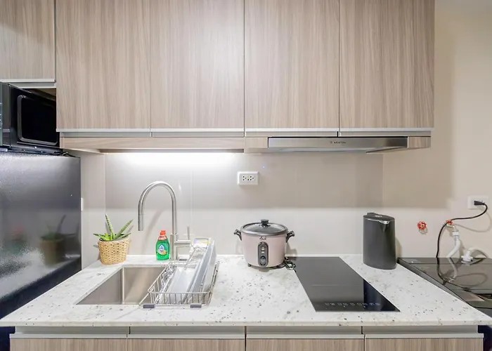 Luxx Mckinley With Fast Wifi In Bgc *