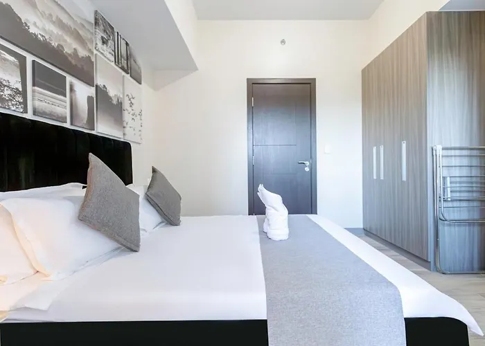 Luxx Mckinley With Fast Wifi In Bgc Manila