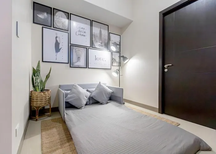 Apartment Luxx Mckinley With Fast Wifi In Bgc