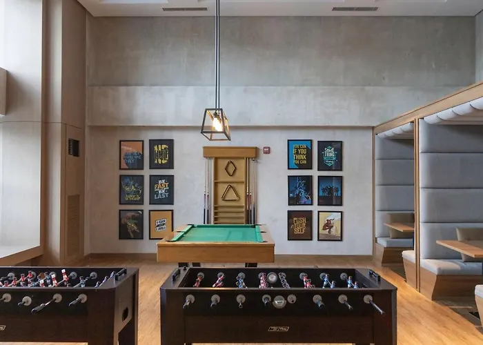 Luxx Mckinley With Fast Wifi In Bgc * Manila