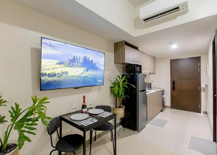 Luxx Mckinley With Fast Wifi In Bgc *