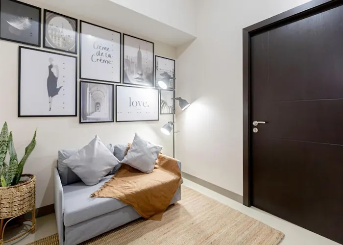 Apartment Luxx Mckinley With Fast Wifi In Bgc Manila