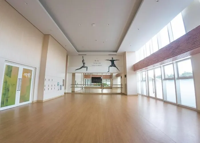 Luxx Mckinley With Fast Wifi In Bgc Manila