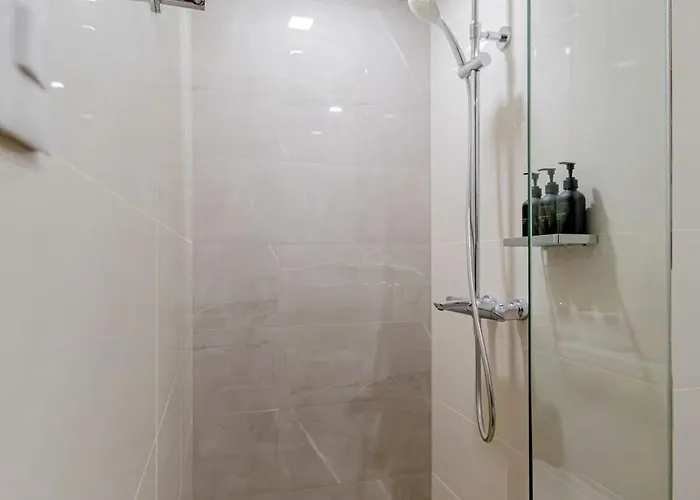 Luxx Mckinley With Fast Wifi In Bgc Apartment *
